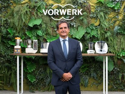 Ignacio Fernández-Simal, director deneral de Vorwerk España, delante de los modelos de Thermomix lanzados a lo largo de 50 años.