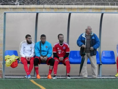 Ayoub El Khazzani, el primero por la izquierda, en el banquillo de su equipo de f&uacute;tbol en Algeciras en 2015.