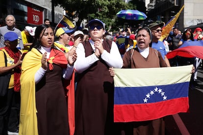 Venezolanas opositoras gritan consignas durante la manifestacin.