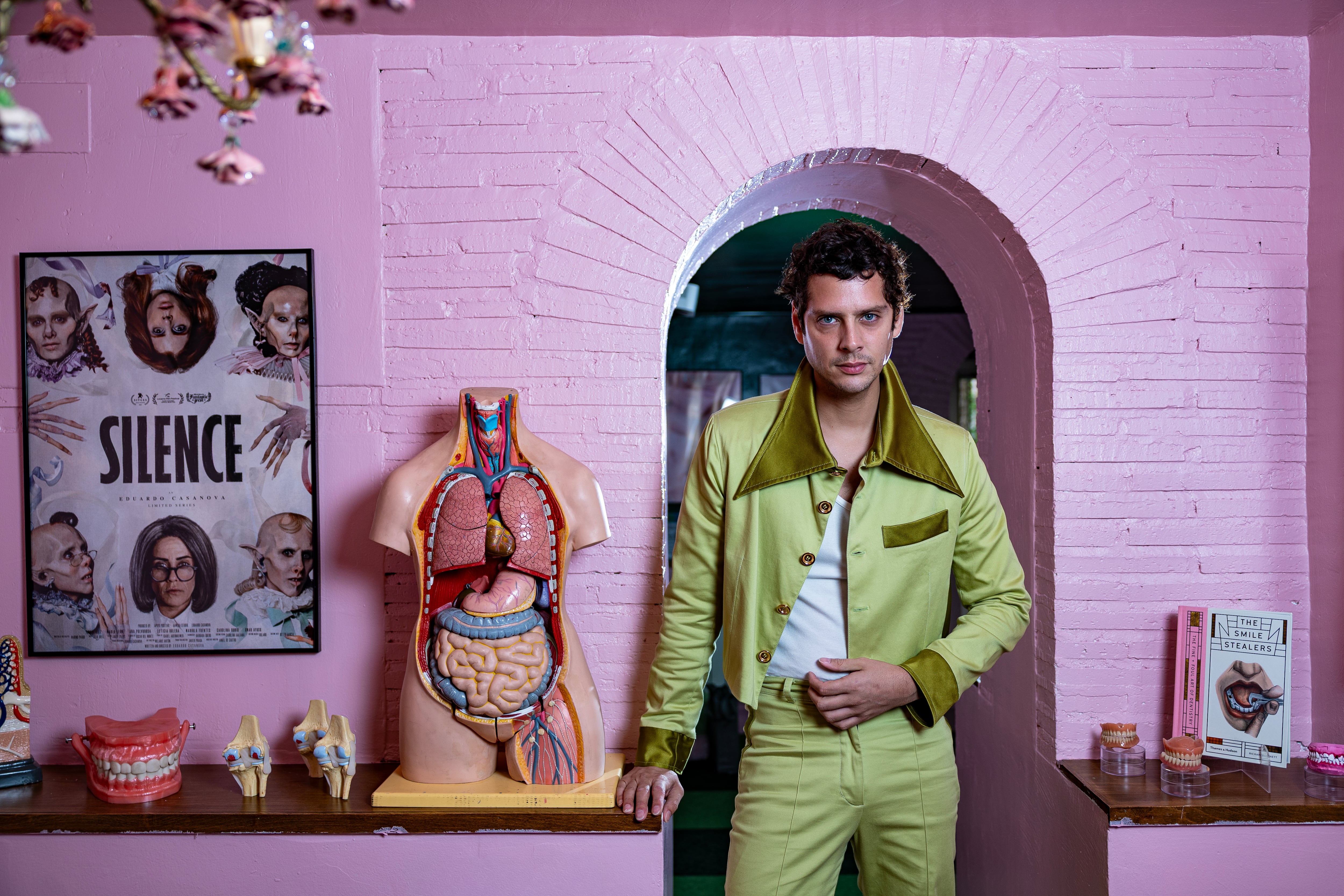 Eduardo Casanova, en su casa de Madrid.