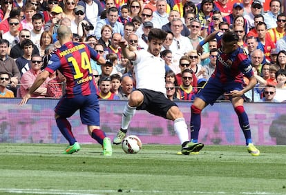 André Gomes intenta controlar el balón entre Mascherano y Neymar.