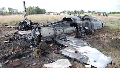 Estado en que quedó el avión F-5 tras estrellarse en la base de Talavera la Real (Badajoz).