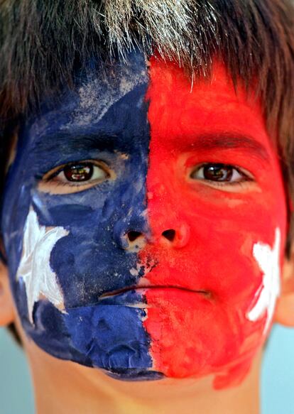 Un joven aficionado chileno con la cara pintada con los colores nacionales, en el estadio Mbombela de Nelspruit (Sudáfrica), antes de iniciarse el partido Honduras-Chile.