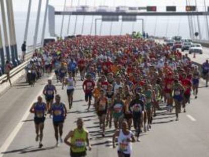 Los participantes en el Medio Maratón de Lisboa cruzan el puente Vasco da Gama. EFE/Archivo