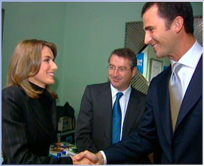 El 1 de noviembre de 2003 se conoció que el heredero al trono de España, el príncipe Felipe, se casaría con la periodista Letizia Ortiz Rocasolano. La imagen en la que ambos coincidieron, con motivo de los premios Príncipe de Asturias, dio la vuelta al mundo. 