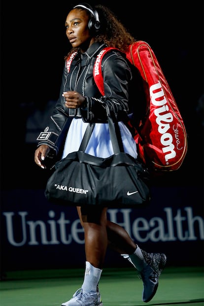 Durante su entrada a la pista lució otras prendas de la línea, como esta chaqueta negra con las flechas y referencias a un arnés típicos de Off-White.