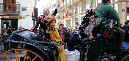 Las reinas magas durante el desfile por la ciudad.