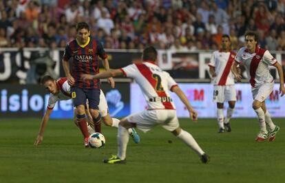 Messi conduce el balón rodeado de jugadores del Rayo.