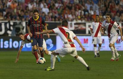 Messi conduce el bal&oacute;n rodeado de jugadores del Rayo.