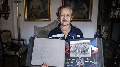 Montserrat Tresserras with the Order of Sports Achievement.
