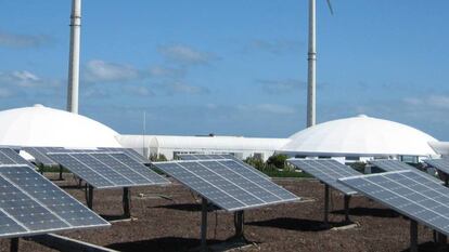 Parque fotovoltaico y eólico.