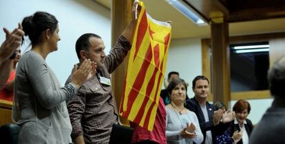 Dani Maeztu, aplaudit per Bildu, treu una estelada al Parlament basc.