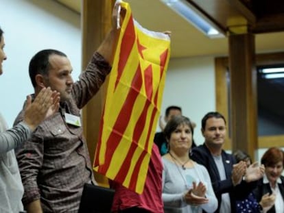 Dani Maeztu, aplaudit per Bildu, treu una estelada al Parlament basc.