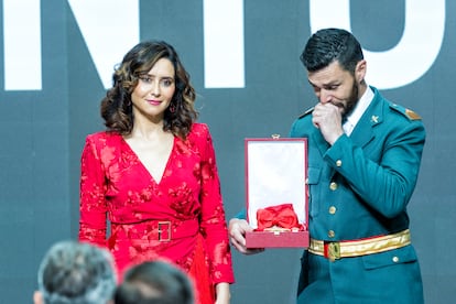 Isabel Díaz Ayuso entrega el reconocimiento a título póstumo al agente de la Guardia Civil José Antonio Rosa Alcocer, fallecido el 26 de abril en acto de servicio, que recoge un miembro de la Benemérita.