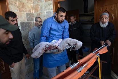 El cuerpo de un bebé de la familia Dardasawi es trasladado desde la morgue del hospital Nasser, en Jan Yunis, este sábado.