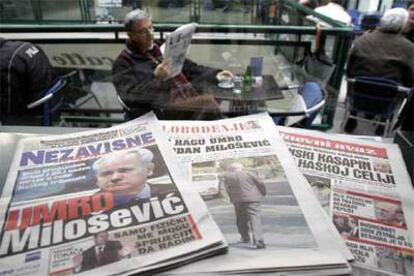 Periódicos con la noticia de la muerte de Milosevic expuestos en un café de la ciudad bosnia de Tuzla.