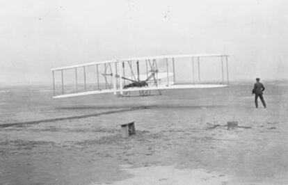 Imagen tomada durante uno de los cuatro breves vuelos realizados en la playa cercana a Kitty Hawk (Carolina del Norte) por los hermanos Wright el 17 de diciembre de 1903.