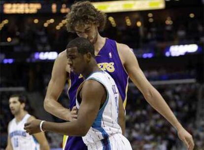 Pau Gasol frente al base de los Hornets Chris Paul.