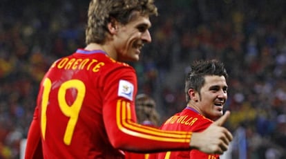 Llorente y Villa celebran el gol de la victoria.