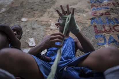 El sueño de convertirse en boxeadores engancha cada día más a los entusiasmados niños. En La Habana, numerosos espacios abren sus puertas para que los más pequeños puedan desarrollar sus habilidades en este deporte. 