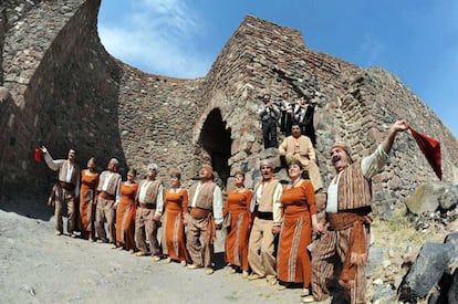 La danza tradicional denominada “kochari” se practica frecuentemente en días festivos, celebraciones familiares, fiestas y eventos sociales, pudiendo participar en ella toda clase de personas sin distinción alguna. Esta práctica cultural infunde a los miembros de las comunidades un sentimiento de identidad cultural, solidaridad y respeto recíproco. Los miembros de más edad de las familias transmiten de manera no formal este elemento del patrimonio cultural a los más jóvenes. Los medios formales de transmisión son, entre otros, la integración de cursos de canto y baile en los programas oficiales de enseñanza secundaria, las clases impartidas en centros culturales para jóvenes, la difusión pública de la danza en diversos medios de comunicación e información, y la adopción de iniciativas institucionales. Los bailarines más experimentados desempeñan un papel fundamental en la tarea de salvaguardar y perennizar esta práctica cultural.