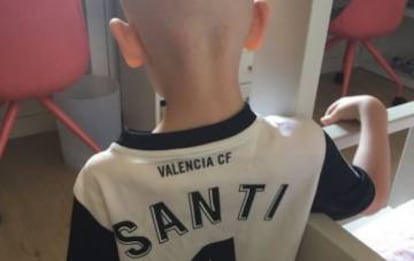 El hijo de Cañizares, de cinco años, con una camiseta del Valencia.