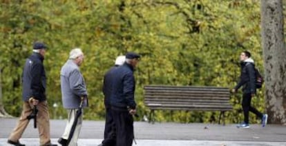 Pensionistas y jubilados pasean en un parque en Bilbao.