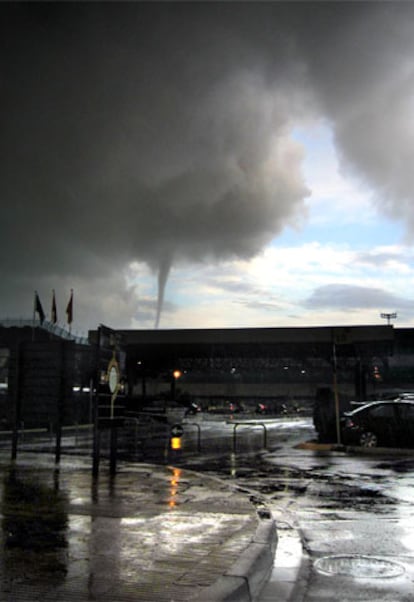 Imagen del tornado en el aeropuerto barcelonés de El Prat.