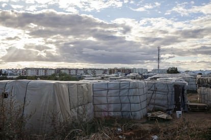 Abou se instaló en las chabolas del cementerio. Así las llaman, ya que se sitúan justo detrás del camposanto. En plena temporada, el censo de personas sube de 150 a más de 1.000. El suyo es solo uno de los asentamientos de la provincia, ya que hay más de 10 grandes asentamientos y cientos de ellos más pequeños, siempre cercanos a los campos de cultivo. Estos asentamientos se levantan por necesidad de vivienda, ya que los jornaleros no tienen opción al alquiler, sencillamente nadie quiere arrendar sus viviendas a estos trabajadores. La cercanía de las chabolas y su precariedad provocan incendios continuamente. Cada vez que se quema uno, tienen que levantarlo de nuevo, y cada año ocurre tres o cuatro veces.