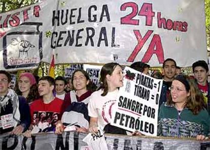 Manifestación de estudiantes convocada este mediodía en Madrid para protestar contra la guerra en Irak.