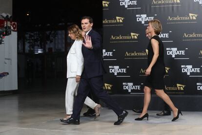 El líder de Ciudadanos, Albert Rivera (en el centro), a su llegada al debate.