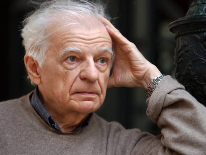 El poeta Yves Bonnefoy, en 2001 en Par&iacute;s.