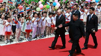 Kim Jong-un greeting Vladimir Putin at a welcome ceremony Wednesday in Pyongyang.