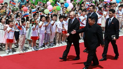 Kim Jong-un greeting Vladimir Putin at a welcome ceremony Wednesday in Pyongyang.