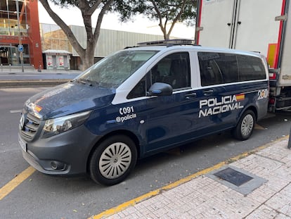 Un vehículo de la Policía Nacional en Almería.
