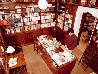 Pablo Cerezo, uno de los libreros de Pérgamo, junto al mostrador de la librería.