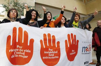 Diputadas de izquierda muestras su apoyo a la despenalización del aborto en Chile.