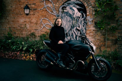 9/04/2024 - Reportaje Perfil con la poeta y pintora anglo-australiana Frieda Hughes en su casa de Gales - ©Manuel Vázquez.     -----PIEFOTO----     La artista, que aprendió a conducir una moto cuando tenía más de 40 años, atesora hoy una gran colección de ellas. 