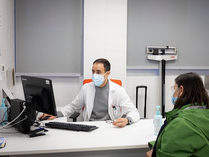 Una mujer, en una consulta médica en un centro de atención primaria de Barcelona, este enero.