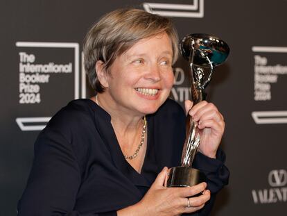 La escritora alemana Jenny Erpenbeck, autora de 'Kairós', posa con el International Booker 2024 en la Tate Modern de Londres, la noche de este lunes.