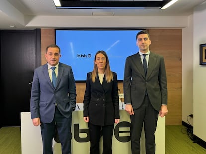 Xabier Sagredo (presidente), Nora Sarasola (Obra Social) e Iván Francisco, subdirector general de Fundación BBK.