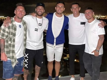 De izquierda a derecha: Messi, Neymar, Paredes, Di María y Verratti, juntos en Ibiza.