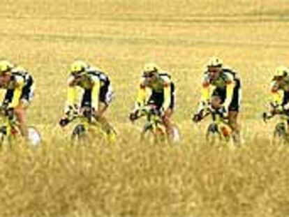 Los corredores del ONCE-Eroski, durante el recorrido de la contrarreloj por equipos.