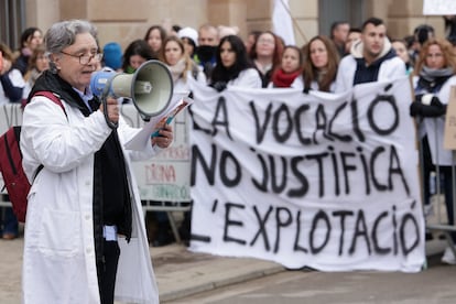 Un millar de enfermeras y auxiliares de enfermería, en el Parlament de Cataluña, durante las protestas del pasado mes de enero.