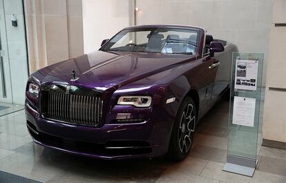 Un Rolls-Royce a la venta en un concesionario de Londres.