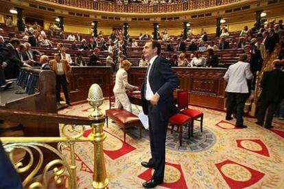 El presidente del Gobierno, José Luis Rodríguez Zapatero, en el Congreso tras pronunciar su discurso sobre el estado de la nación.