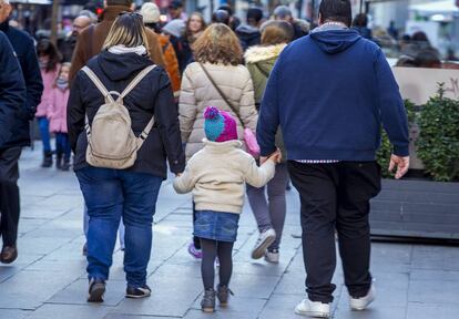 Una familia pasea por el centro de Madrid el s&aacute;bado.