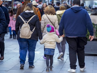 Una familia pasea por el centro de Madrid el s&aacute;bado.