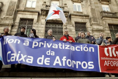 Manifestación convocada por el sindicato CIG contra la privatización de las cajas, ayer en A Coruña.