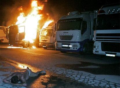 Policías antidisturbios cargan contra un piquete de camioneros en Iznalloz (Granada).